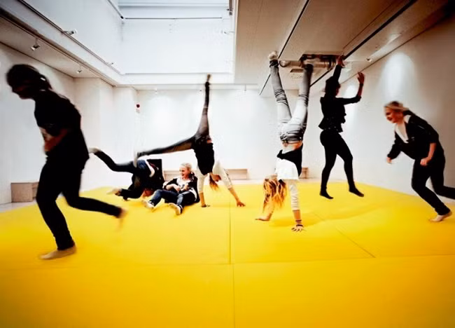 Một căn phòng với sàn nẩy dành cho trẻ em năng động