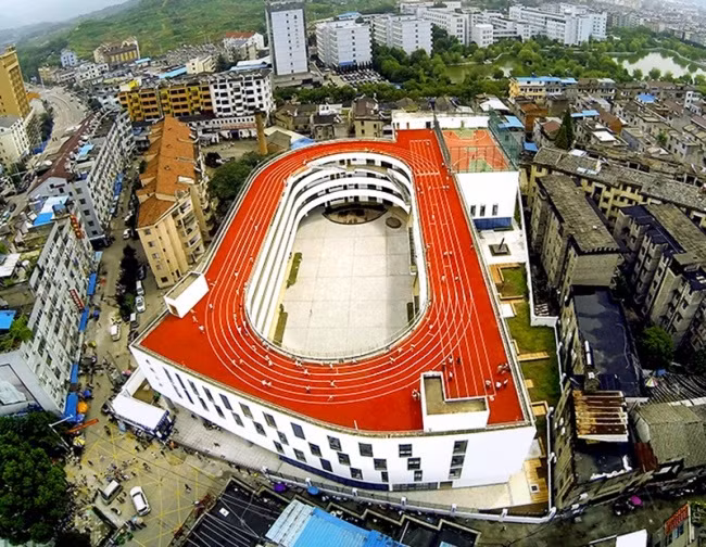 Để tiết kiệm không gian, các kiến trúc sư đưa ra một ý tưởng mới lạ là xây sân chơi ngay trên nóc nhà của ngôi trường ở Triết Giang, Trung Quốc.