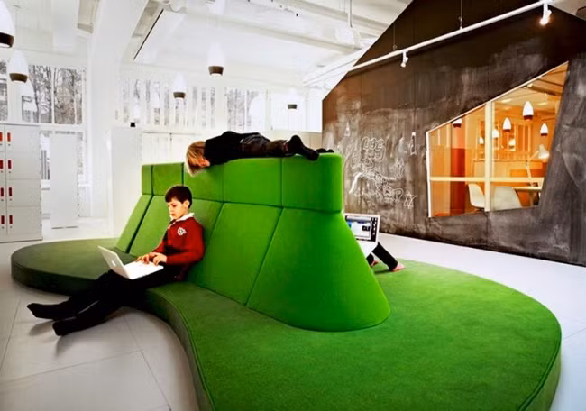 Một thiết kế theo kiểu vừa là thảm cỏ, vừa là ghế băng