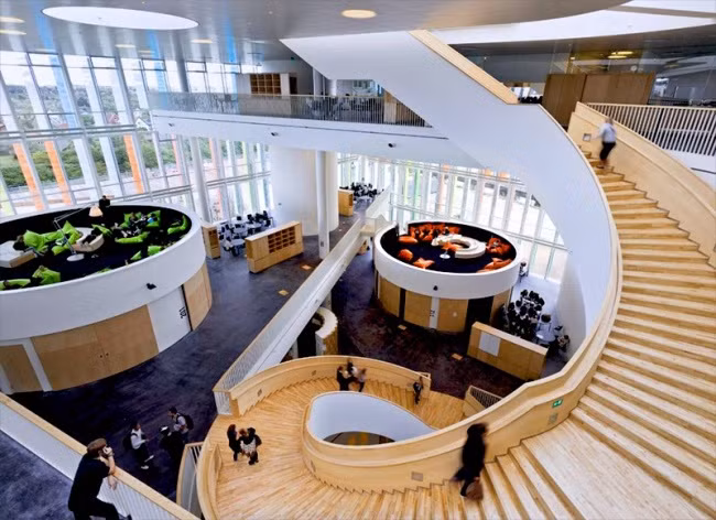 Thiết kế của trường học nhằm nuôi dưỡng sự sáng tạo trong trẻ em. Những không gian xung quanh dành cho thư giãn và một cầu thang xoắn ốc rộng có thể góp phần lớn cho quá trình học tập.