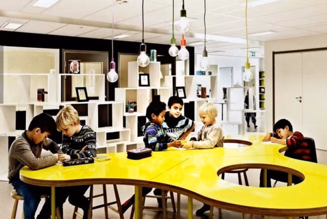 Trong ngôi trường của Thụy Điển này, bọn trẻ học theo nhóm, trong những không gian học tập khác nhau.