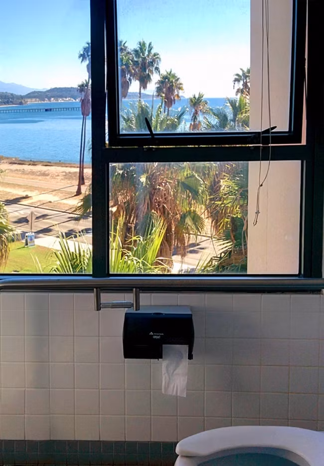 Tầm nhìn tuyệt đẹp từ phòng vệ sinh của nhà trường