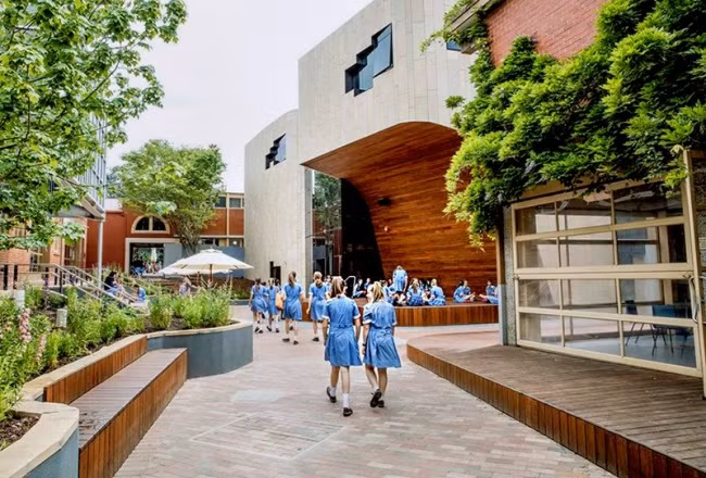 Lối vào trường học là nơi học sinh có thể tận hưởng ánh nắng mặt trời và không khí trong lành