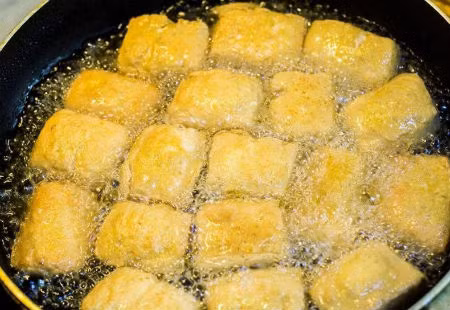 Hãy lựa chọn cho mình một chiếc chảo chống dính tốt việc này giúp bạn lật đồ ăn nhanh hơn và cũng giúp đồ ăn khó bị cháy. me