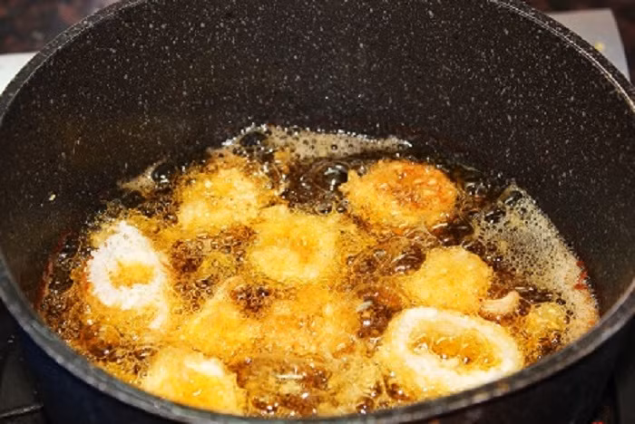 Muối sẽ góp phần hạn chế dầu bị văng ra bên ngoài trong quá trình chiên thức ăn. me