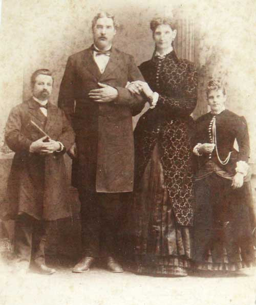 Cuộc hôn nhân đầy nước mắt của cặp vợ chồng cao nhất thế giới ảnh 6 cuoc hon nhan day nuoc mat cua cap vo chong cao nhat the gioi - 6