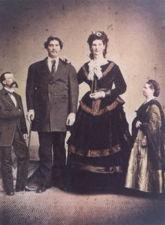 Cuộc hôn nhân đầy nước mắt của cặp vợ chồng cao nhất thế giới ảnh 9 cuoc hon nhan day nuoc mat cua cap vo chong cao nhat the gioi - 9