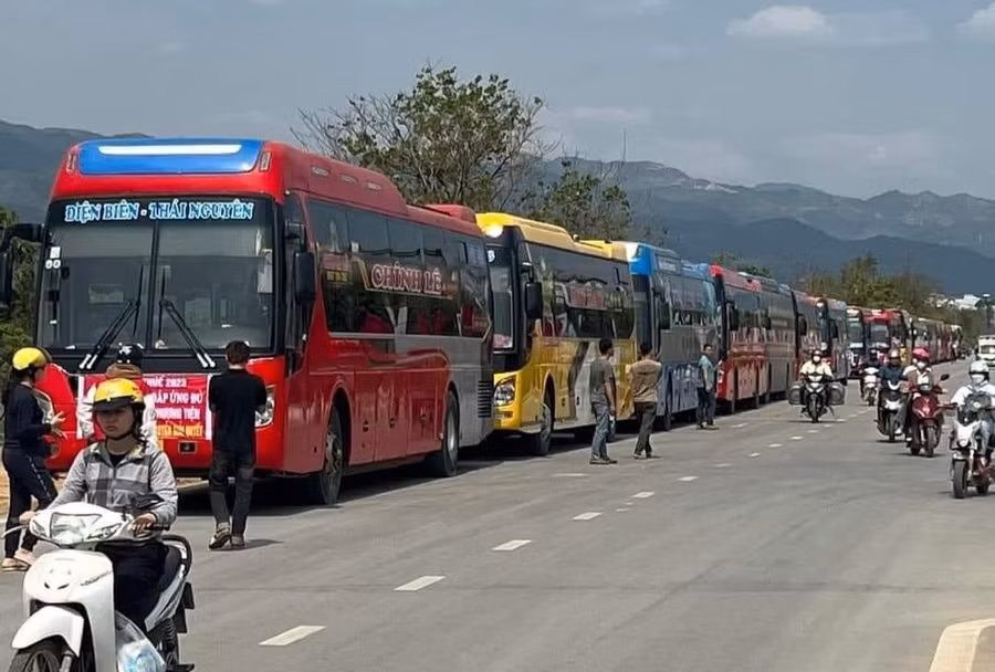 Hàng chục xe khách xếp hàng dài tại khu vực Cục thuế tỉnh Điện Biên.