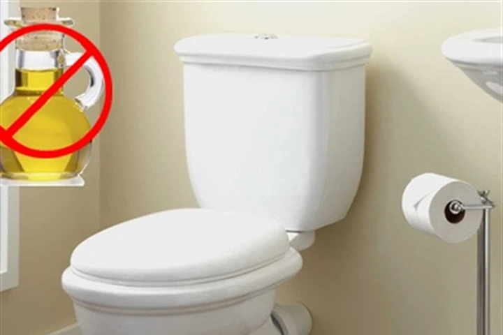 Lý do bạn không được đổ thức ăn dầu mỡ vào toilet