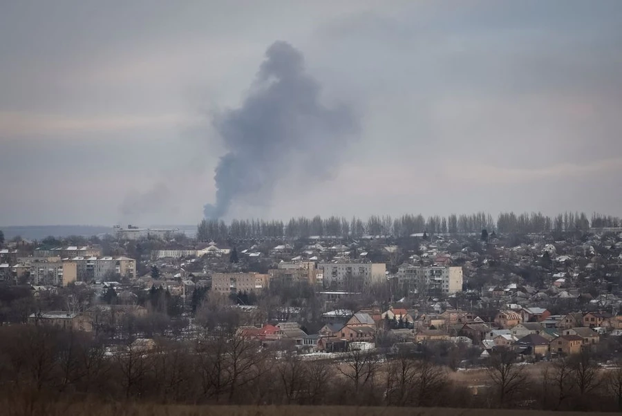 Khói bốc lên trong một cuộc pháo kích, giữa lúc Nga tấn công Ukraine, tại thành phố tiền tuyến Bakhmut ở vùng Donetsk, Ukraine ngày 9/2/2023. (Ảnh: Reuters/Yevhen Titov).