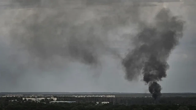 Khói và bụi bốc lên ở thành phố Sievierodonetsk trong cuộc giao tranh giữa quân đội Ukraine và Nga tại khu vực Donbass.