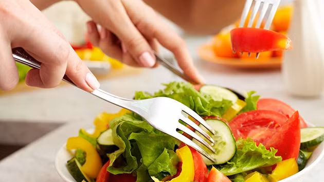 Một chế độ ăn khoa học có thể giúp làm dịu cơn đau bụng kinh ở phụ nữ.