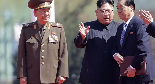 Lãnh đạo Kim Jong-un (giữa) và các quan chức Triều Tiên