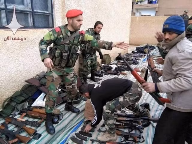 Phiến quân giao nộp vũ khí