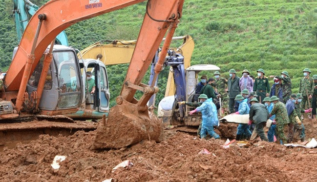 Khẩn trương tìm kiếm cán bộ, chiến sĩ bị vùi lấp. (Ảnh: Báo Quân đội nhân dân).
