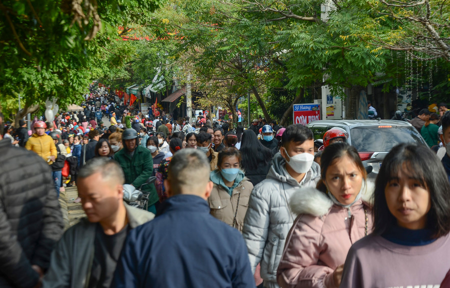 Trong thời gian diễn ra Lễ hội, các tuyến đường trung tâm tại thị xã Mường Lay luôn &quot;chật cứng&quot; người và xe.