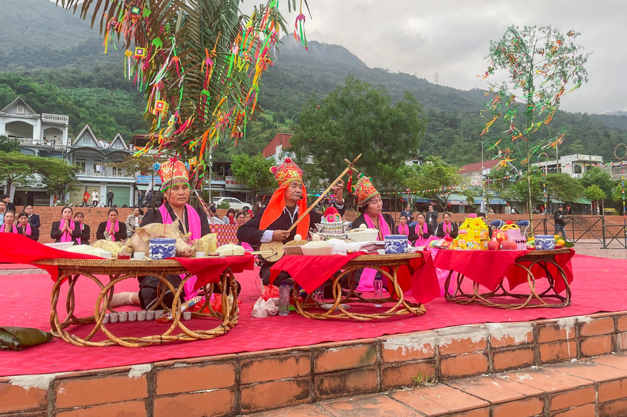 Nghi thức Tế thần sông nước mở màn cho hội đua.