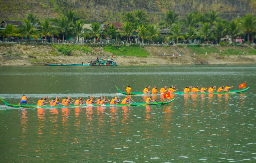 Các đội đua tranh tài.