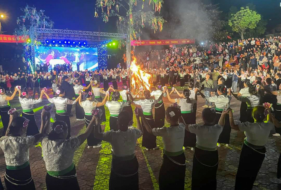 Màn múa xèo đặc trưng của đồng bào Thái trắng Mường Lay.