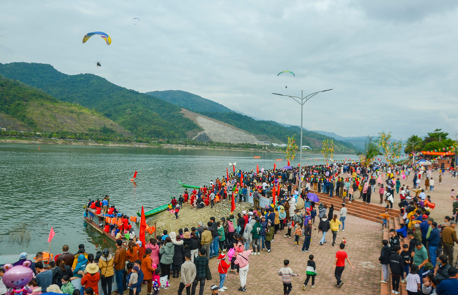 Đông đảo du khách và người dân địa phương tập trung tại Bến Cơ khí - nơi diễn ra hội đua để đón xem và cổ vũ.