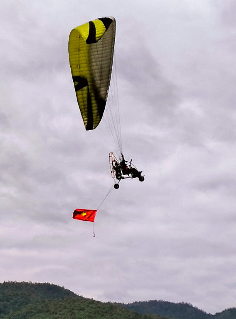 Màn biểu diễn dù lượn cùng với Cờ Tổ quốc.