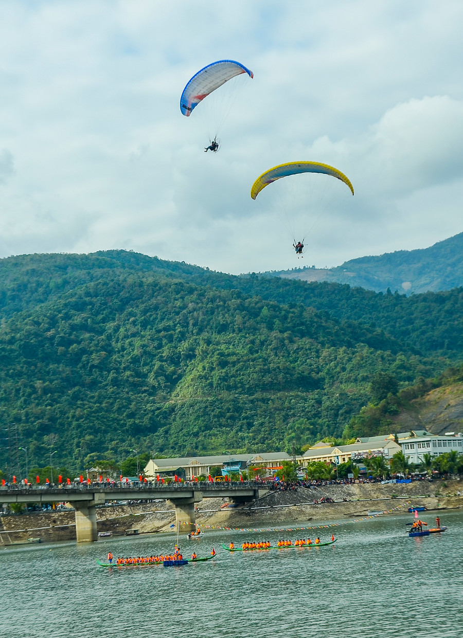 Lần đầu tiên người dân thị xã Mường Lay chứng kiến dù lượn trực tiếp.