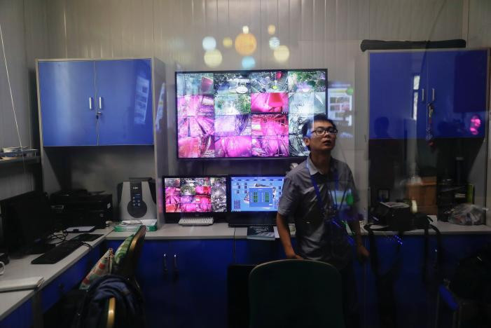 Nhân viên trong phòng điều khiển cabin