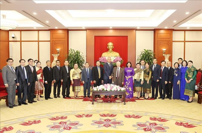 Tổng Bí thư Nguyễn Phú Trọng và đồng chí Anouphap Tounalom cùng các đại biểu chụp ảnh chung.