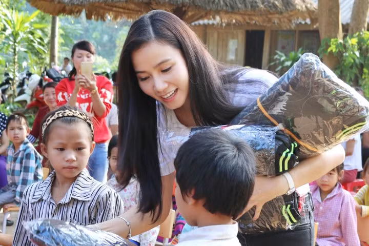 Diễn viên Lương Giang bán tranh để làm từ thiện