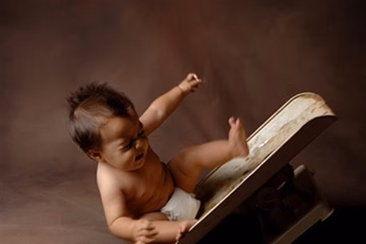 Các bước xử lý khi trẻ bị ngã đập đầu xuống đất chuẩn nhất cho mẹ