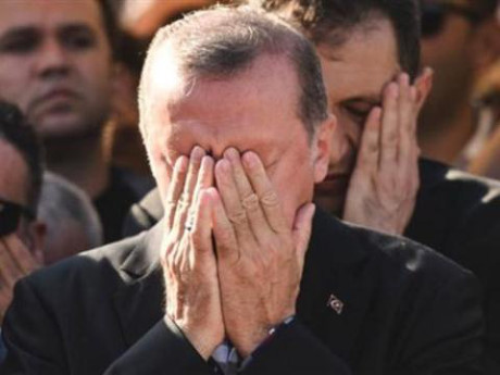 Nước mắt và thanh gươm của Tổng thống Erdogan - Ảnh 1 Nuoc mat va thanh guom cua Tong thong Erdogan - Anh 1