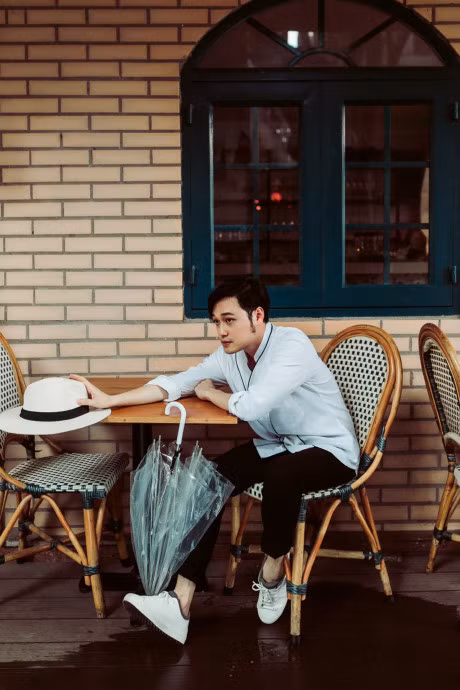 Ca si Quang Vinh dao pho voi 5 set do don gian - Anh 5