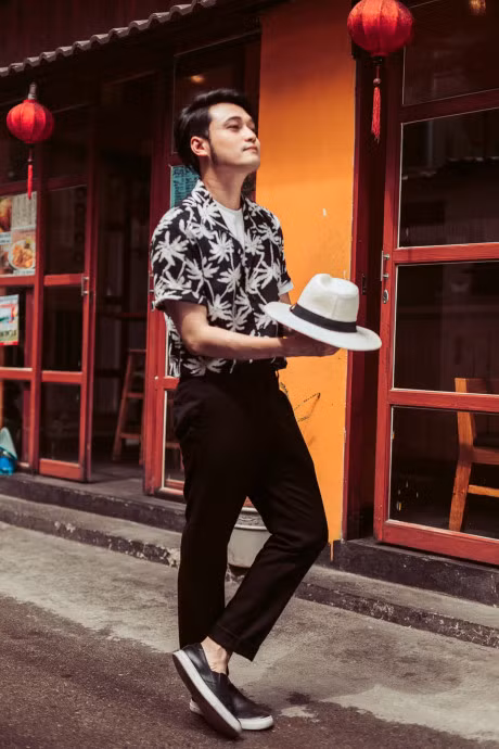 Ca si Quang Vinh dao pho voi 5 set do don gian - Anh 1