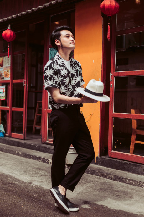 Ca sĩ Quang Vinh dạo phố với 5 set đồ đơn giản - Ảnh 1 Ca si Quang Vinh dao pho voi 5 set do don gian - Anh 1