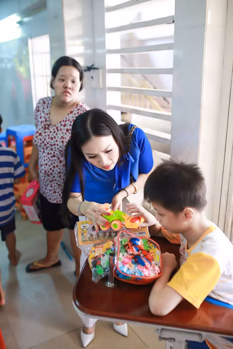 Em gai Cam Ly gian di di tang qua cho tre em mo coi - Anh 7