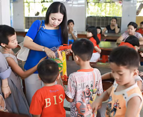 Em gai Cam Ly gian di di tang qua cho tre em mo coi - Anh 5