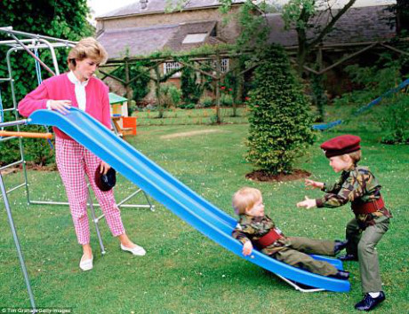 Lần đầu công bố những hình ảnh thuở ấu thơ của hoàng tử William và hoàng tử Harry - Ảnh 6 Lan dau cong bo nhung hinh anh thuo au tho cua hoang tu William va hoang tu Harry - Anh 6