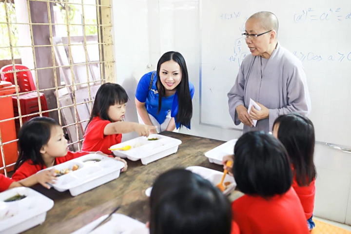 Em gái Cẩm Ly giản dị đi tặng quà cho trẻ em mồ côi