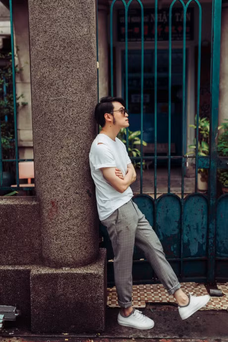 Ca si Quang Vinh dao pho voi 5 set do don gian - Anh 7