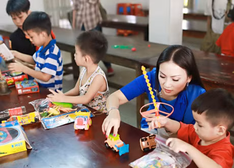 Em gai Cam Ly gian di di tang qua cho tre em mo coi - Anh 6