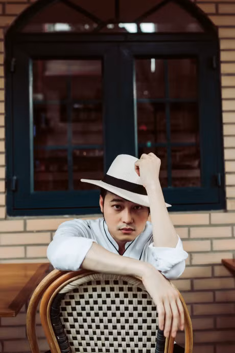 Ca si Quang Vinh dao pho voi 5 set do don gian - Anh 6