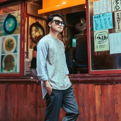 Ca si Quang Vinh dao pho voi 5 set do don gian - Anh 4