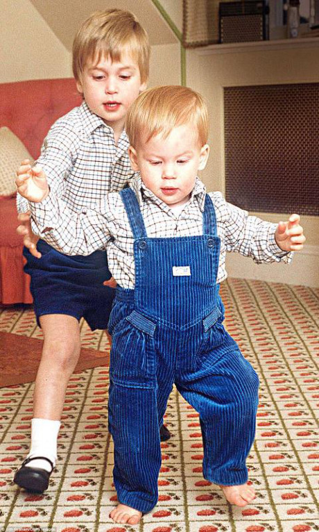 Lần đầu công bố những hình ảnh thuở ấu thơ của hoàng tử William và hoàng tử Harry - Ảnh 3 Lan dau cong bo nhung hinh anh thuo au tho cua hoang tu William va hoang tu Harry - Anh 3