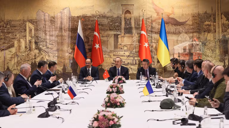 Ngoại trưởng Thổ Nhĩ Kỳ Mevlut Cavusoglu (giữa) chủ trì các cuộc đàm phán hòa bình giữa Nga và Ukraine tại Istanbul, Thổ Nhĩ Kỳ, ngày 29/3/2022. (Ảnh: AA/Getty Images)