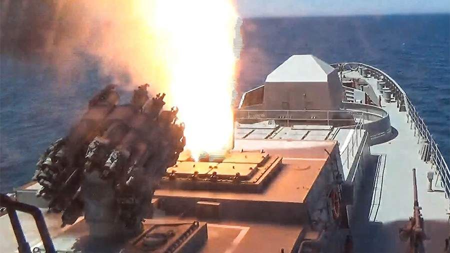 Tàu khu trục của Hạm đội Biển Đen phóng tên lửa.