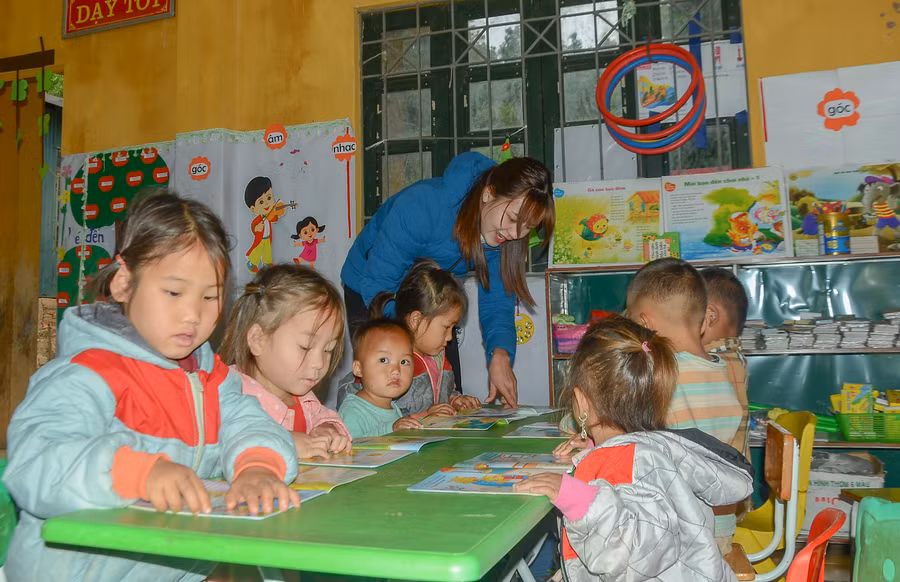 Cô và trò Trường Mầm non Huổi Lếch, huyện Mường Nhé trong giờ học.