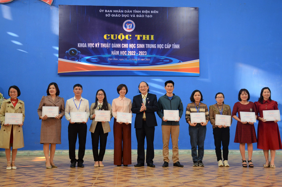 Ông Cù Huy Hoàn, Phó Giám đốc Sở GD&amp;ĐT tỉnh Điện Biên khen thưởng giáo viên hướng dẫn các dự án đoạt giải cao trong cuộc thi.