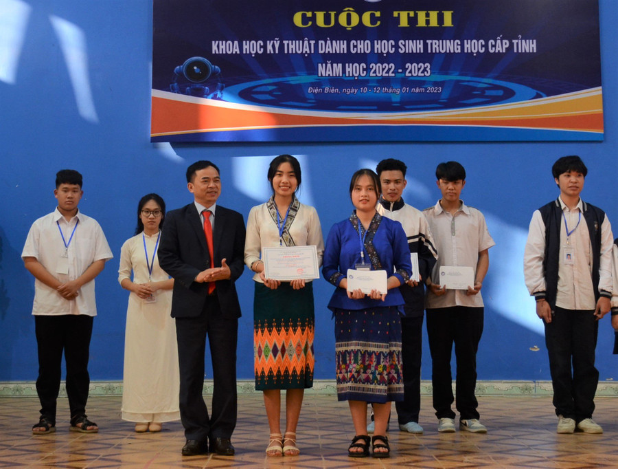 Ông Nguyễn Văn Đoạt, Giám đốc Sở GD&amp;ĐT tỉnh Điện Biên trao chứng nhận và phần thưởng cho nhóm học sinh đoạt giải nhất cuộc thi.