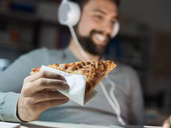 Những chất béo không lành mạnh cũng có thể tác động tiêu cực tới chu kỳ ngủ - thức của cơ thể