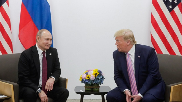 TT Nga Putin và TT Mỹ Trump (phải)